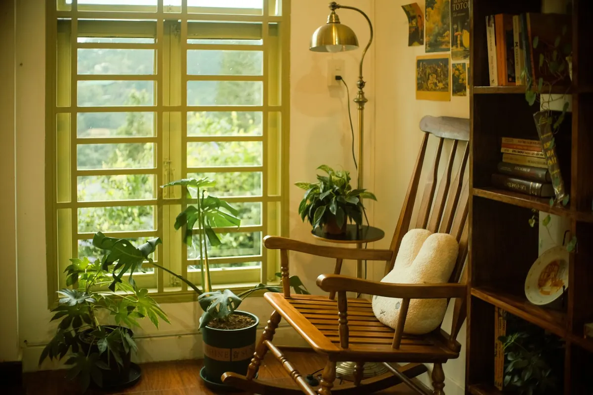 How to Create a Cottage-Style Reading Nook in a Small Corner